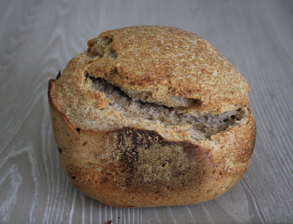 het juist gebakken brood enkel met zuurdesem